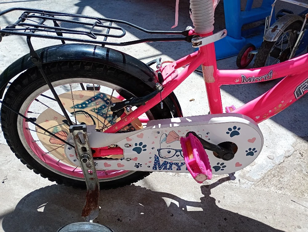 bicicleta roz cu roti ajutătoare pe 16 inch