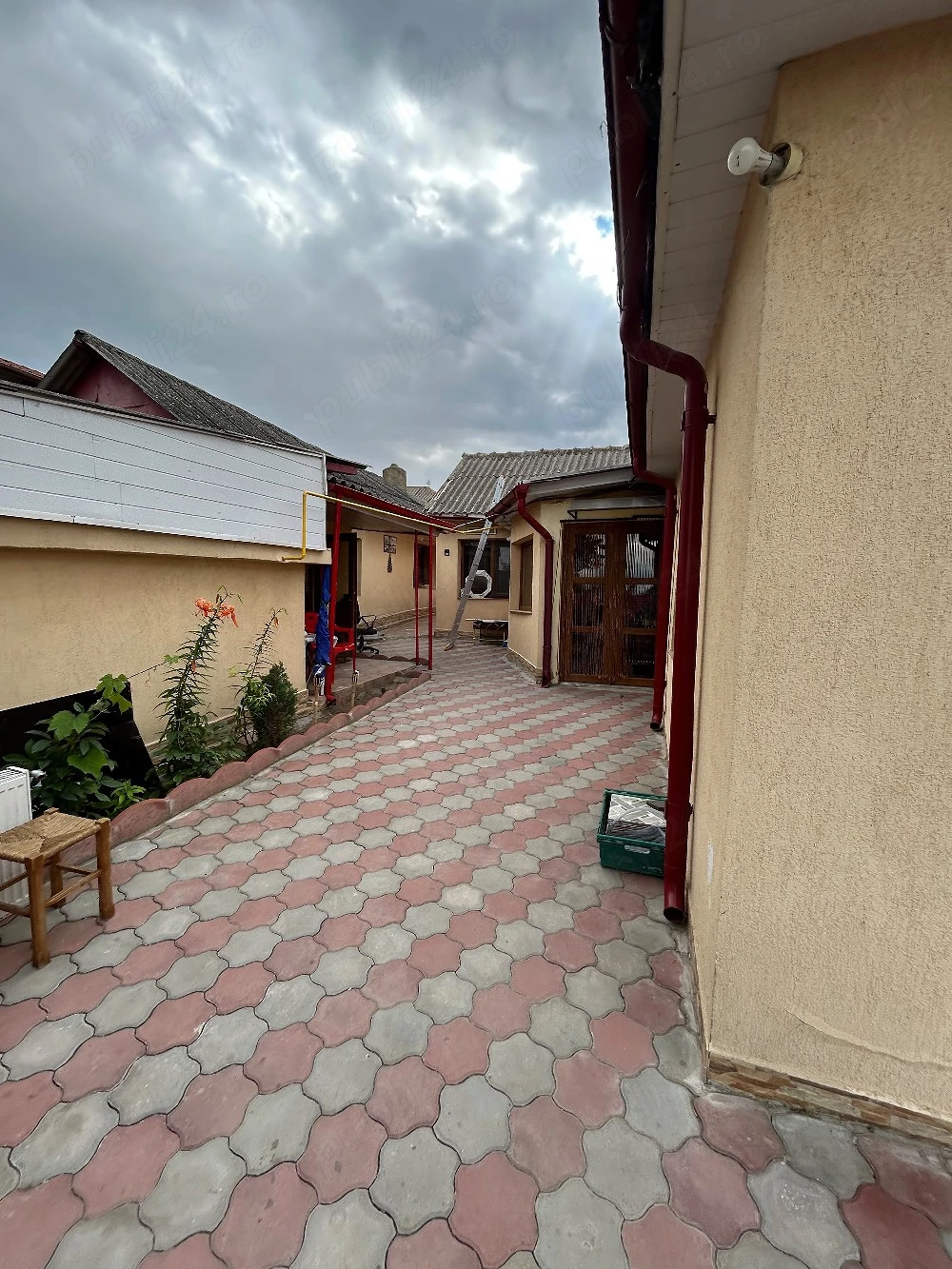 Vand casa cu doua corpuri