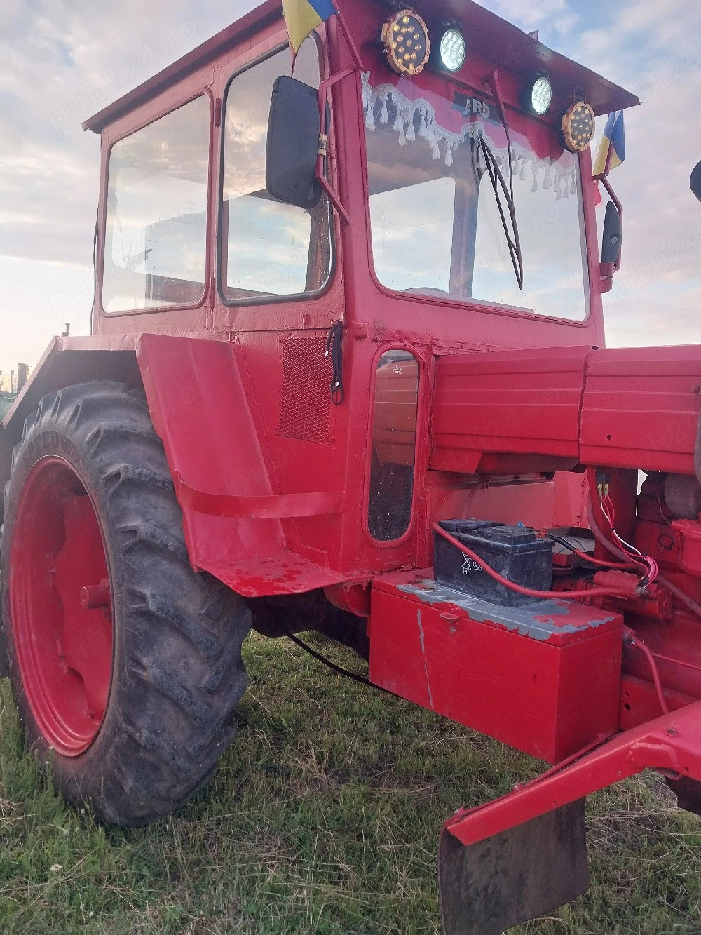 Vind tractor u650 si romorca 