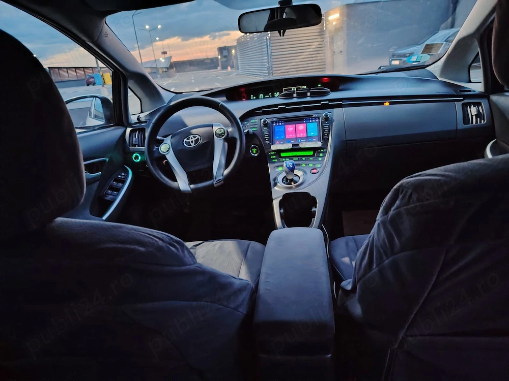 Vând Toyota prius 3 hybrid 