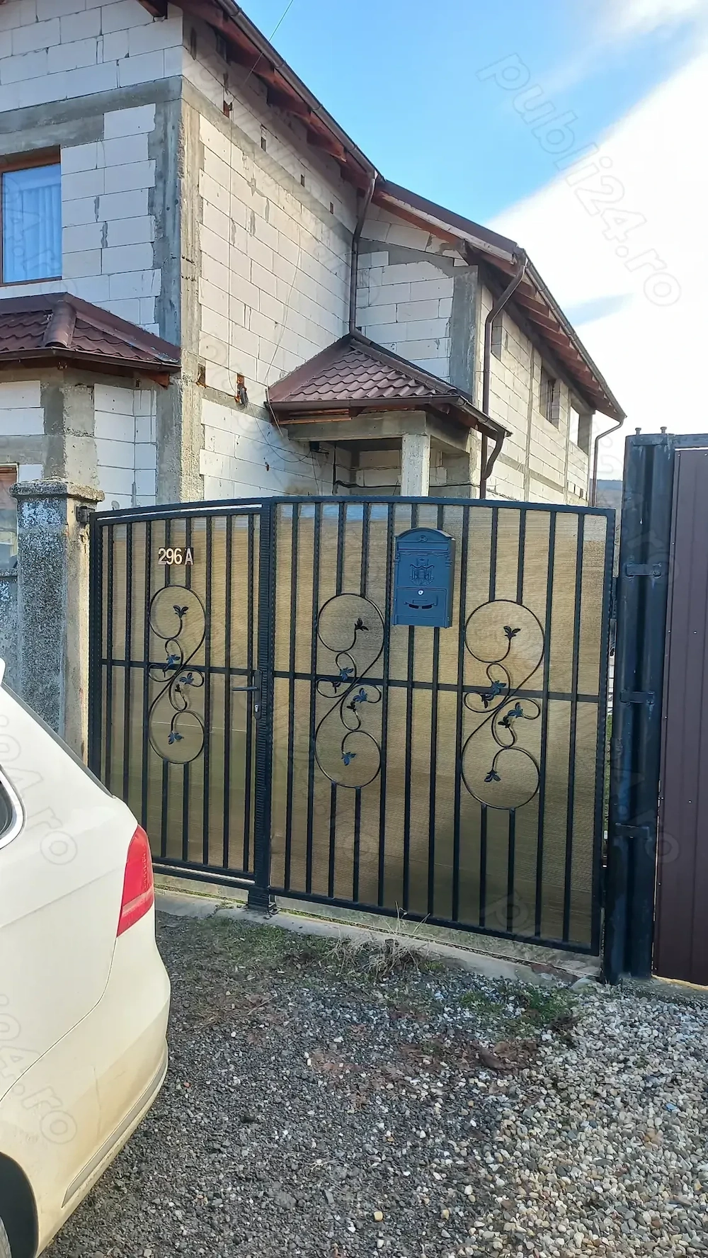 Vand casă Cuvin 