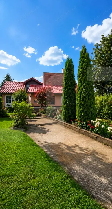 Casa cu 3 corpuri de vanzare,  6 camere, 400 mp + teren 2800 mp I Barcani 