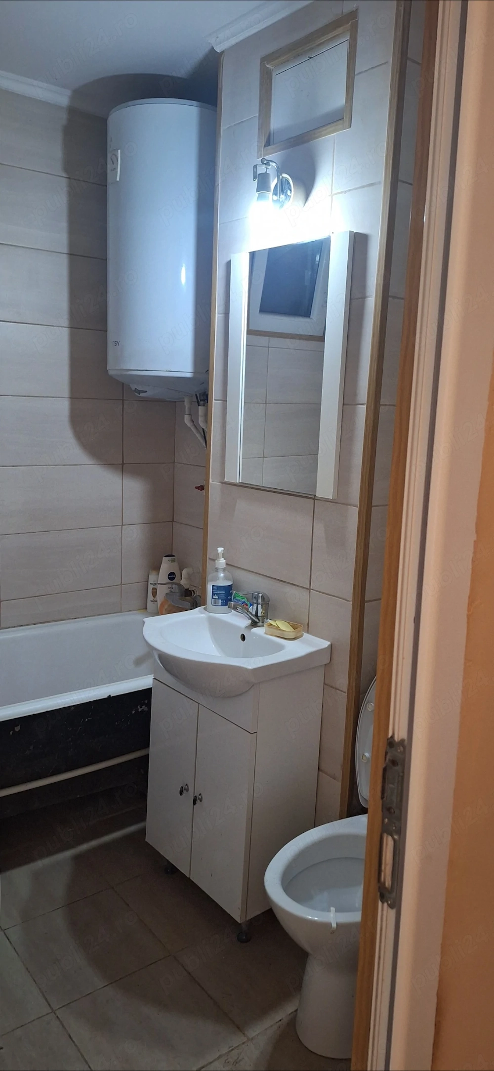 Vând apartament cu doua camere decomandat cu centrala proprie in Turnu Severin,  zona Crihala 