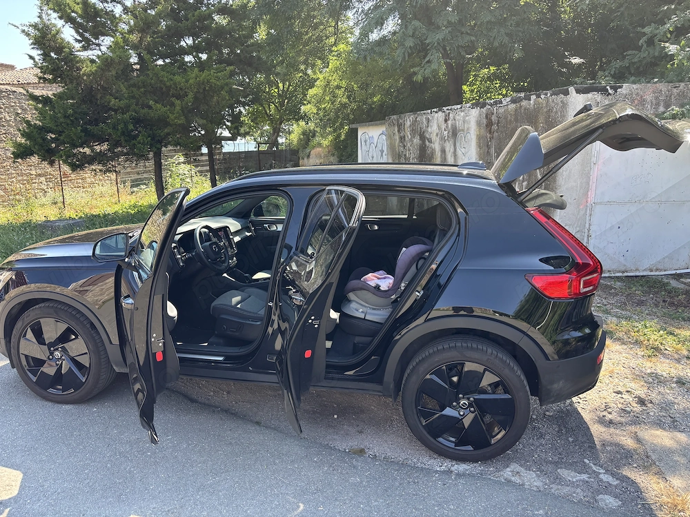 Volvo XC 40. Black edition2026