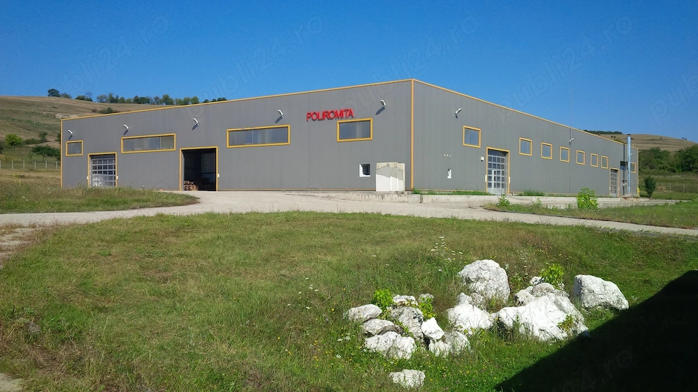 Hală industrială cu structură metalică și panouri termoizolante, potrivită atât pentru producție,