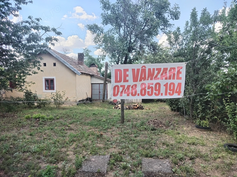 Vând  1880 mp teren intravilan. 