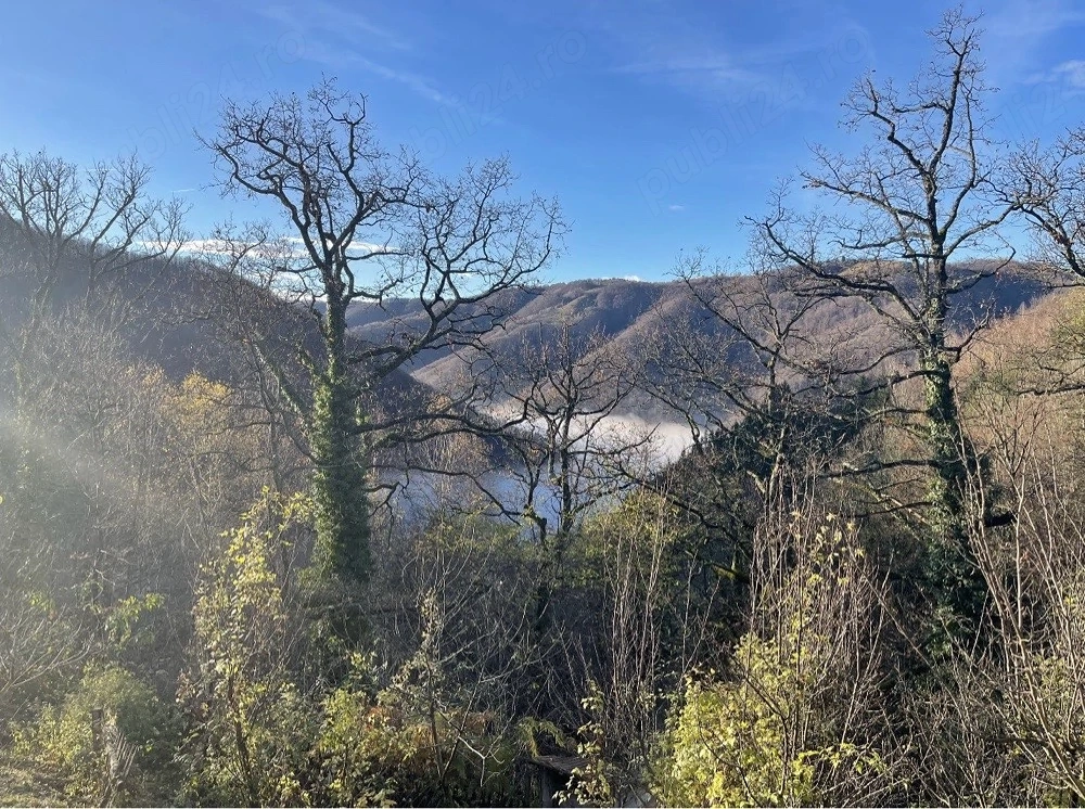 Vand teren zona de deal 9,5 Ha, si Casa de Vacanta