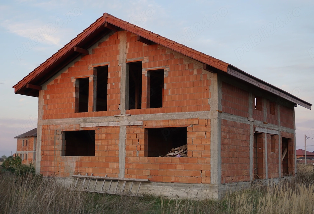 Casa la rosu de vânzare în Săcălaz 