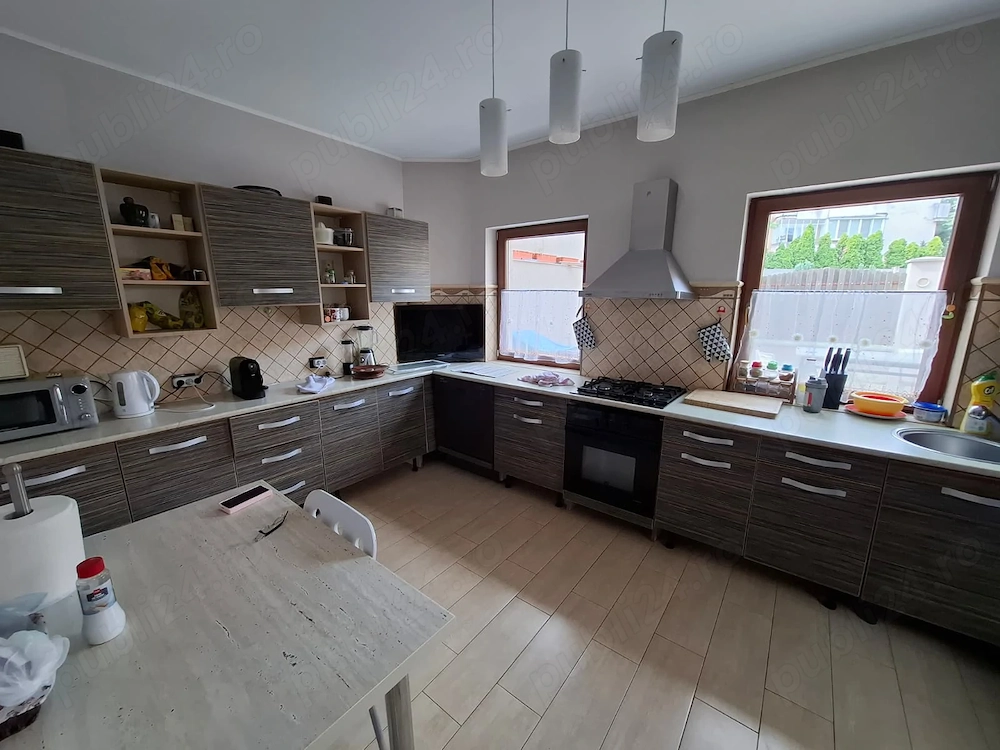 Inchiriez apartament 3 camere zona piata Avram Iancu + curte proprie ID: RH-45294-property