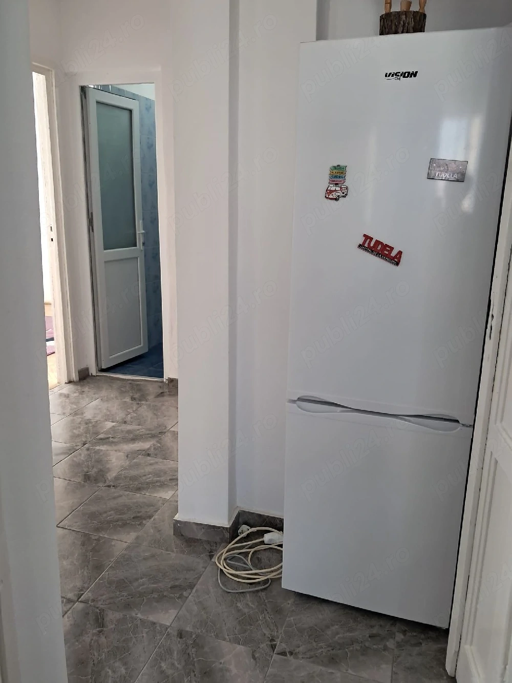 Propietar ,vand apartament cu 3 camera ,decomandat ,semi-mobilat si utilat 