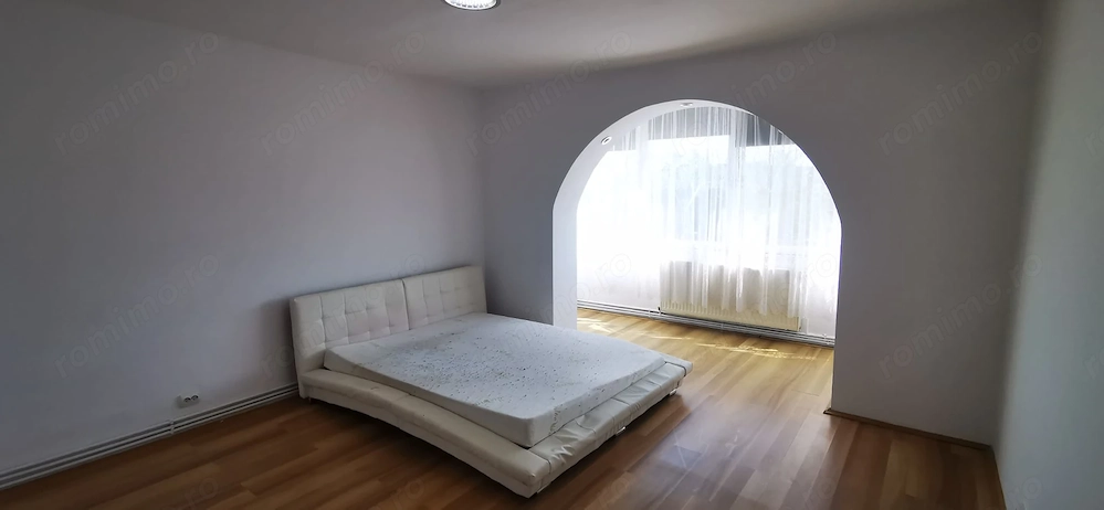 Vand apartament 4 camere Triaj