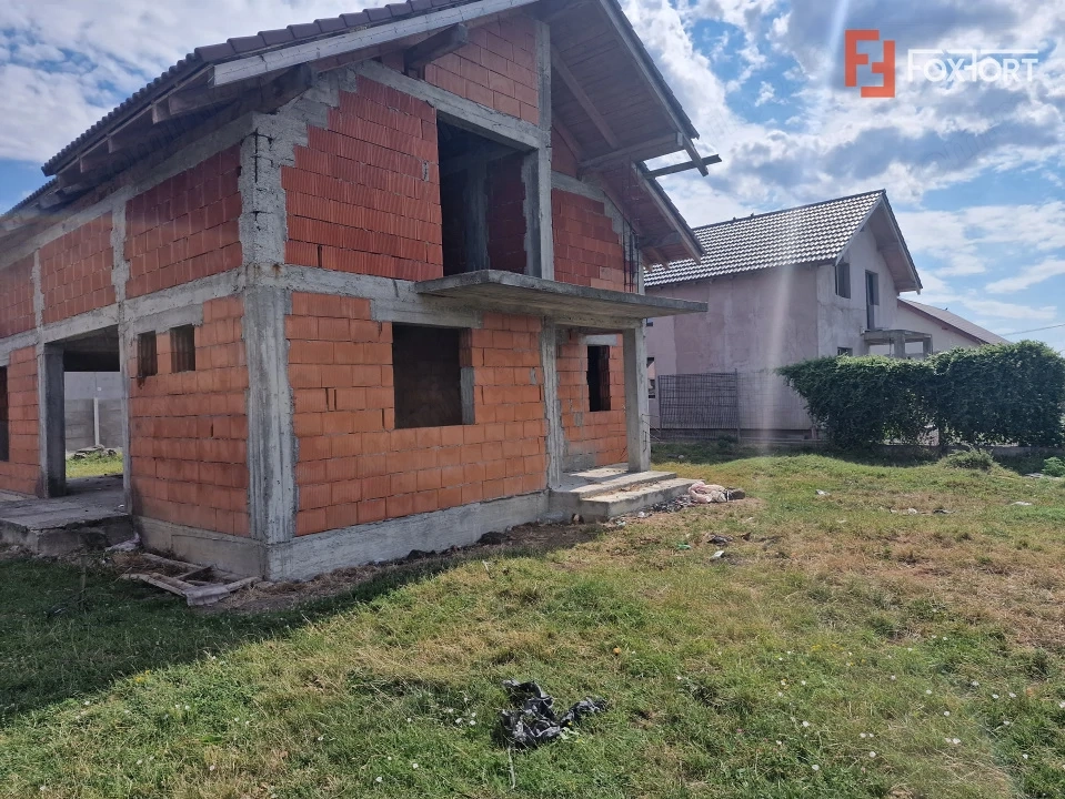 Casa individuala cu 6 camere in constructie in Izvin