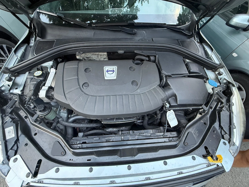 Volvo XC 60 D5 an fabricatie 2014, stare functională și estetică impecabilă.
