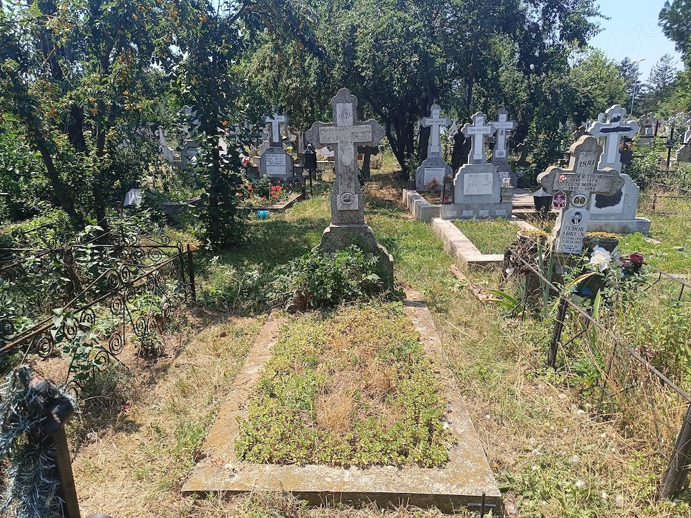 Loc de veci in cimitirul Berceni ll, București 