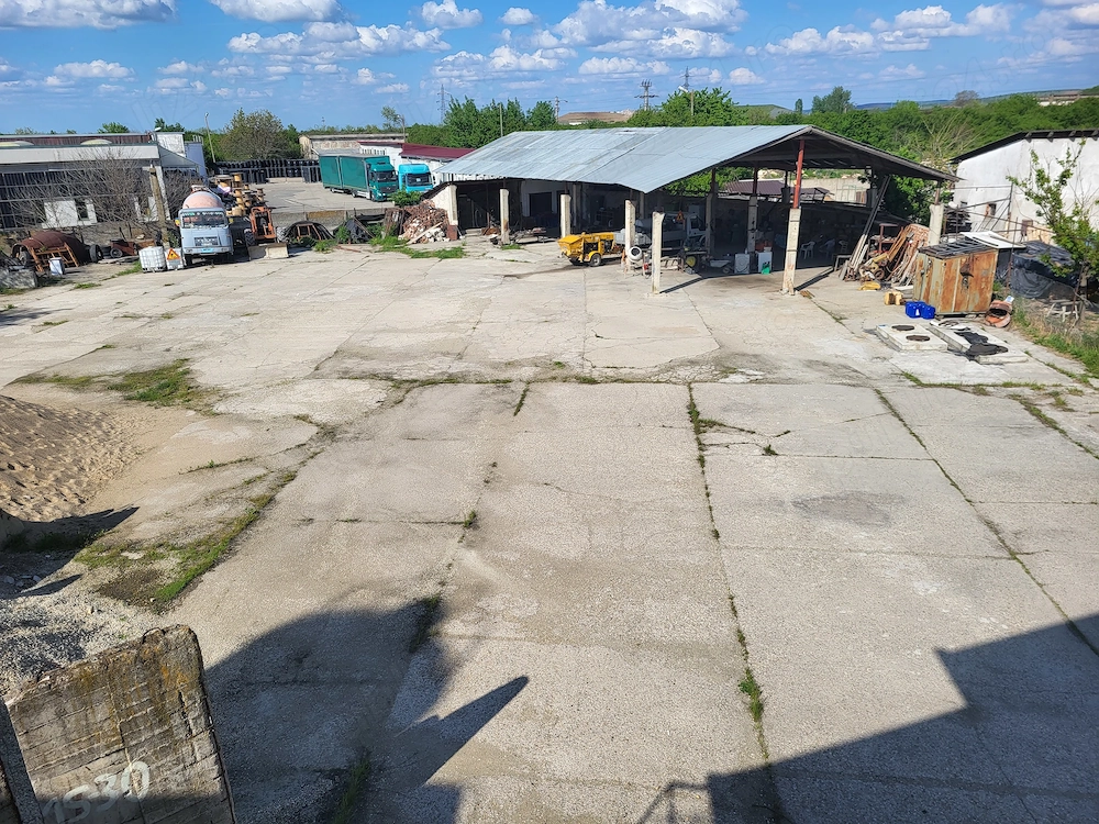 Oradea, inchiriez platforma betonata 2500mp, hala deschisa 200mp, statie beton