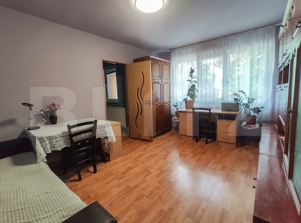 Apartament cu 3 camere, 49 mp, etaj 1, mobilat, zona Micro 15