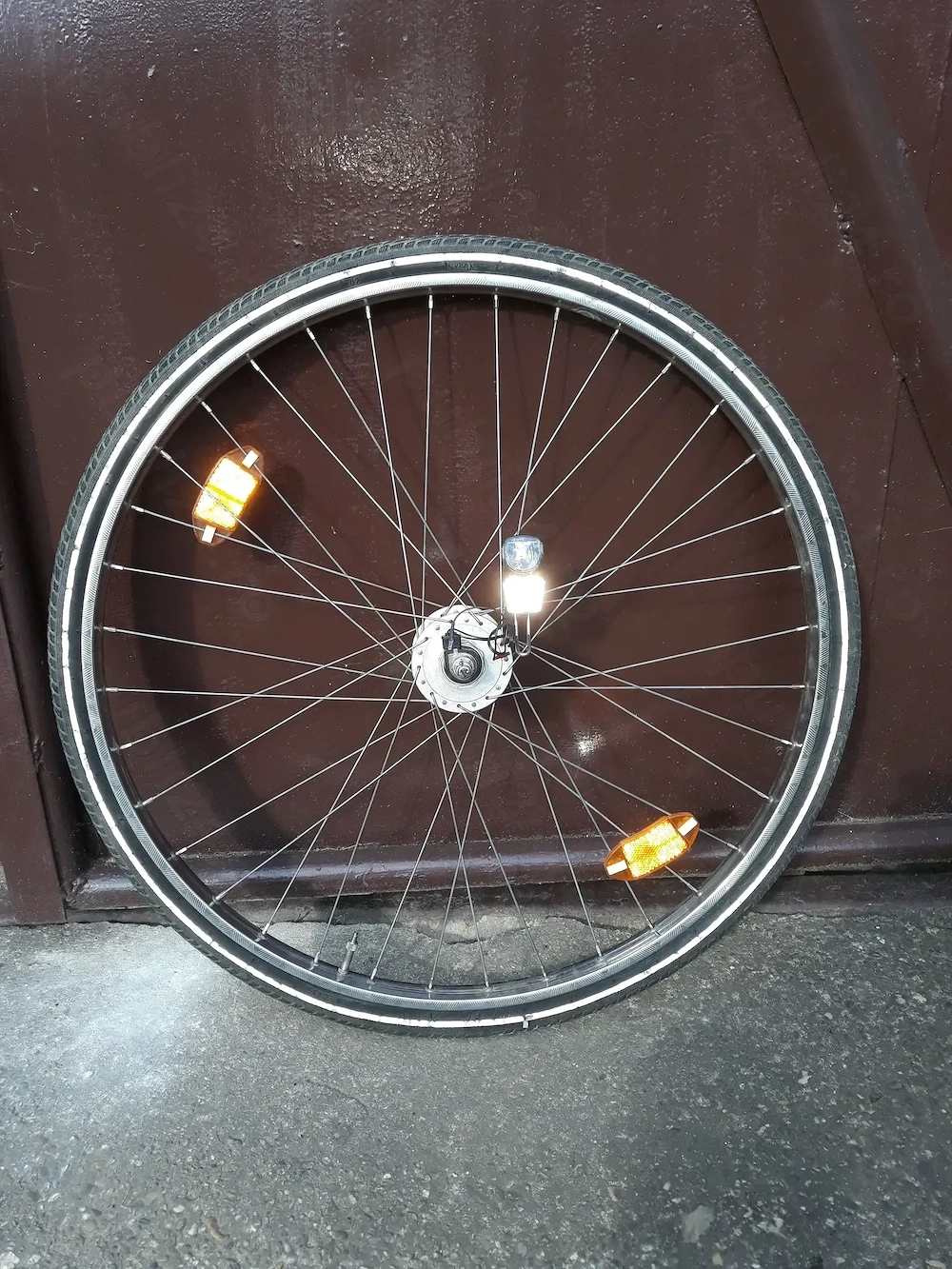 Roată față 28 cu dinam+far LED