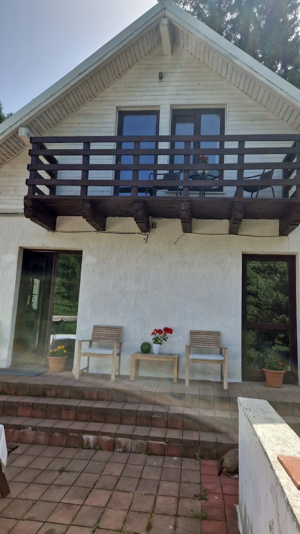 Casa de vinzare la Predeal  cu posibilitatea de locuit la parter, iar la mansarda de inchiriat.