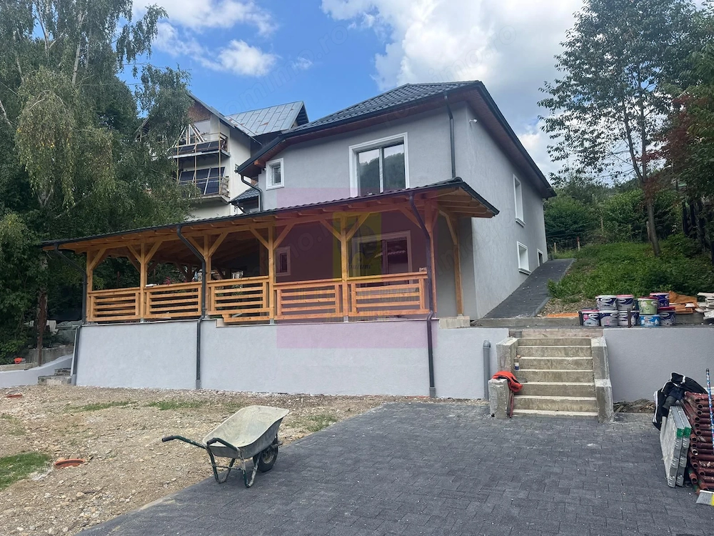 Casa de vanzare cu 2 apartamente in Azuga