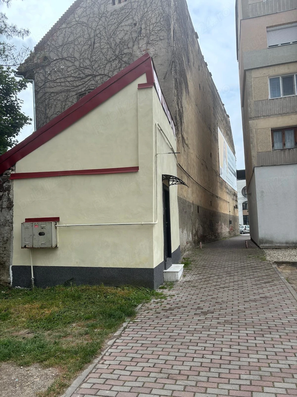 Închiriez spațiu comercial garsonieră vis-a-vis de Universitate, în pasajul către Aleea Nucilor