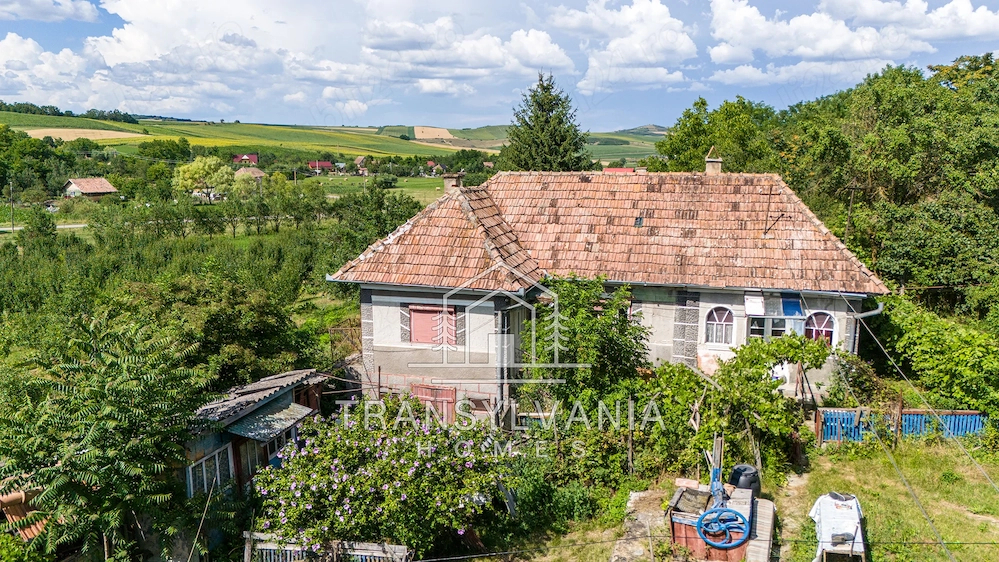Casă tradițională cu teren de 2.560mp, în Sâmboleni, com. Cămărașu