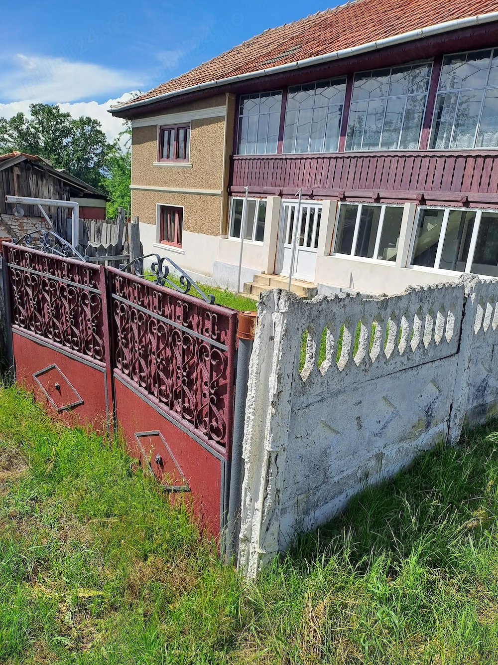 Vand casa cu curte si gradina