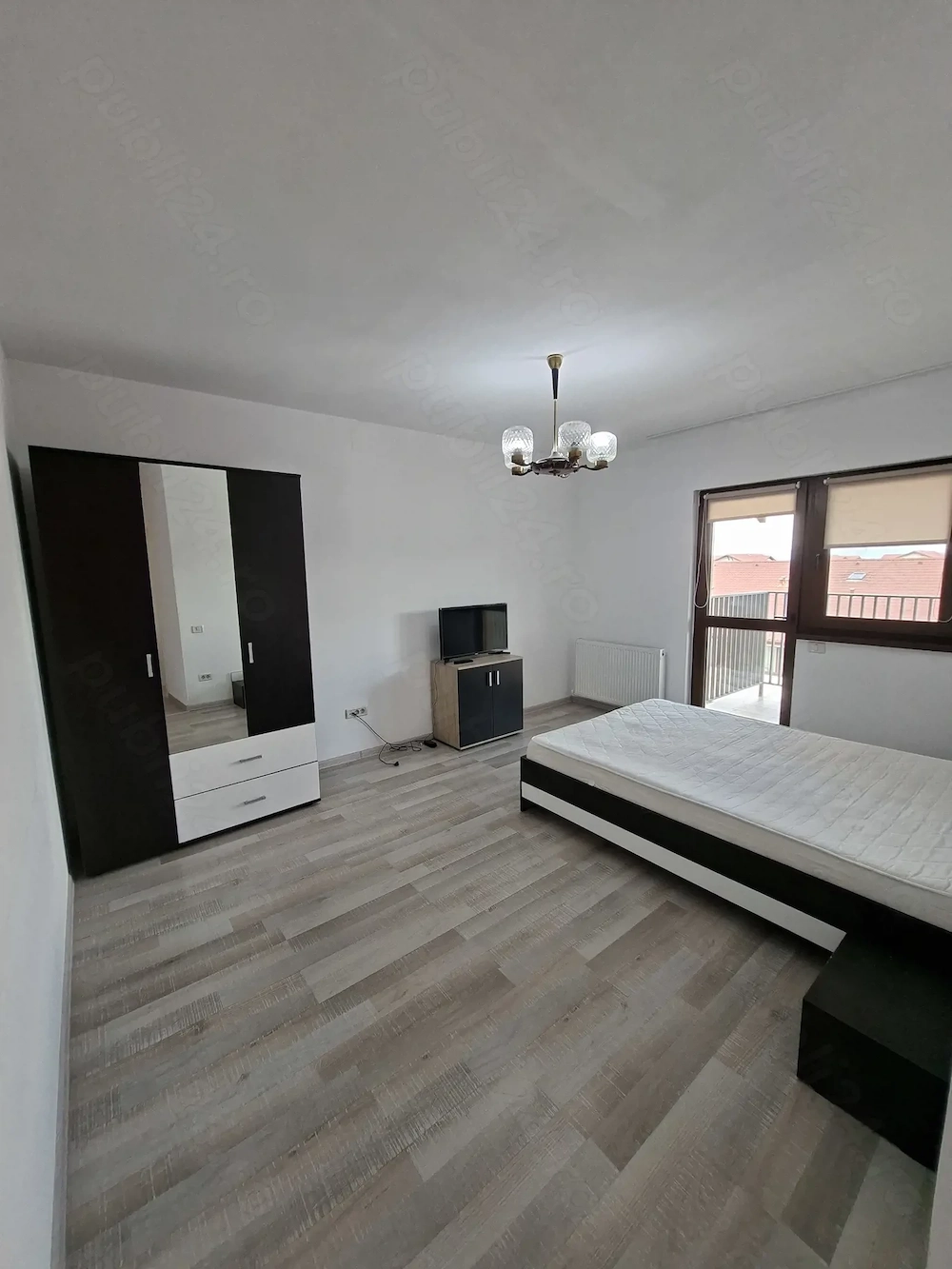 Proprietar inchiriez garsoniera Sanpetru Residence