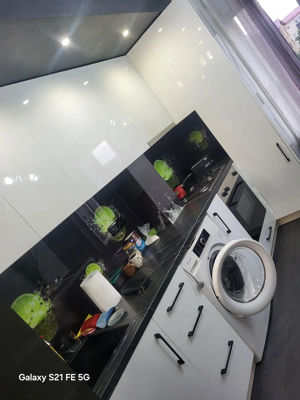 ofer spre închiriere apartament  dormitor ,vaie living bucătărie zona Ana ipătescu situat la 5 minut
