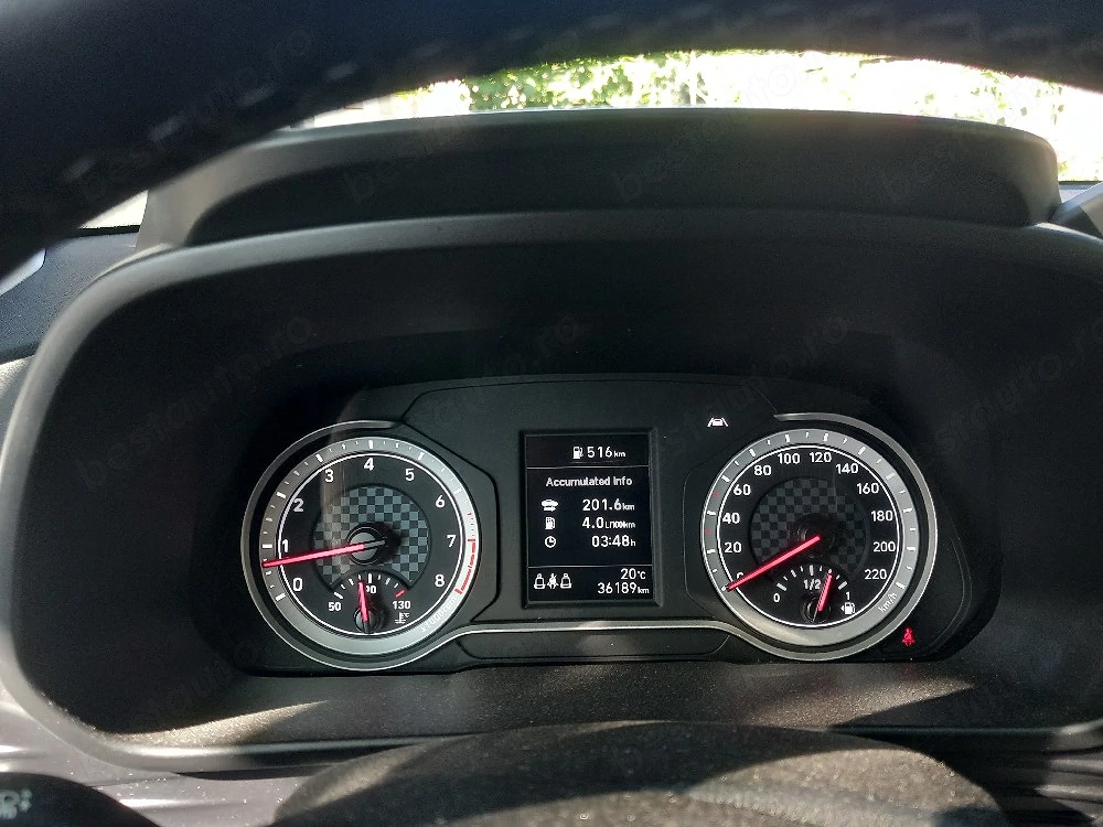 Vând Hyundai i20 in stare perfectă  km reali  revizii la termen  ultima generație cu motor în 4 pist