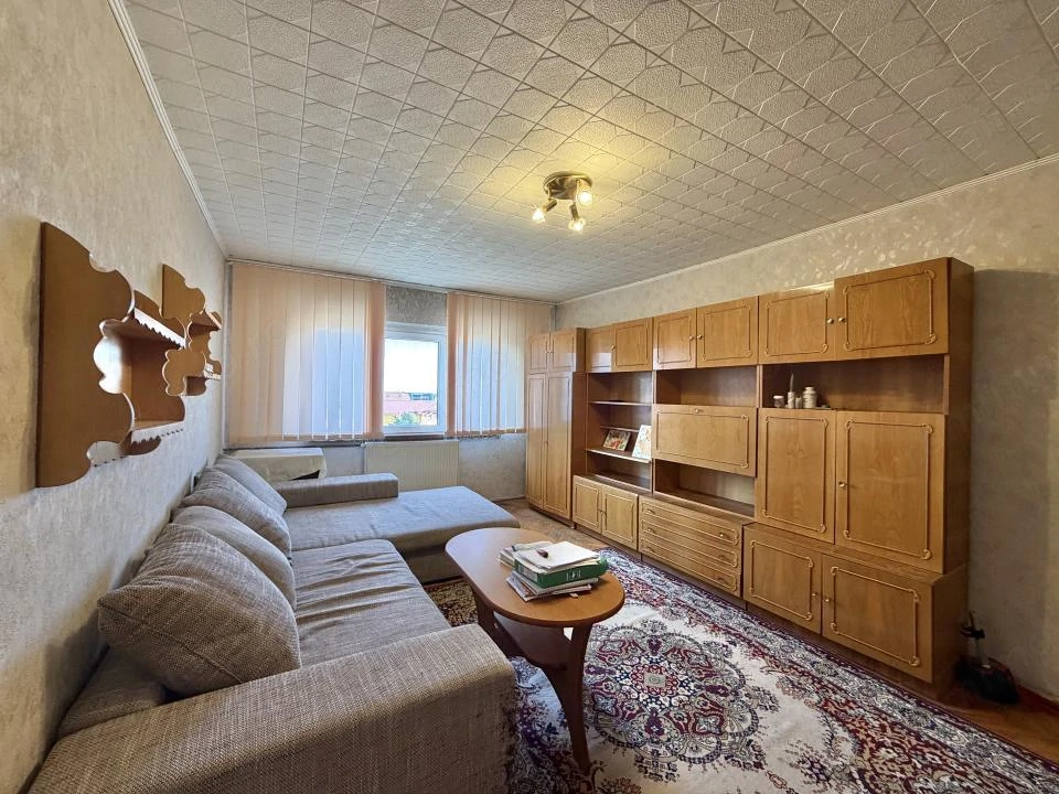 Apartament 2 camere, decomandat, etaj 3, zona Soarelui