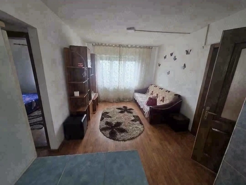 De vanzare apartament cu 3 camere, situat central, zona Politiei, mobilat Pret 45000euro