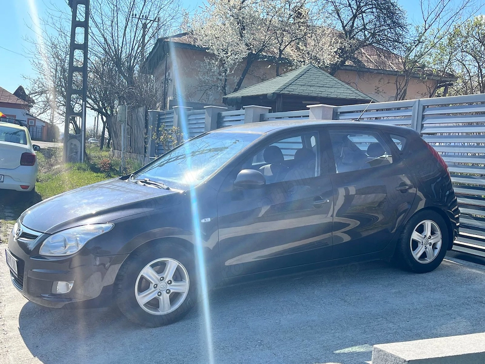 Vând auto Hyundai i30 anul 2008 în stare de funcționare culoare maro metalizat km reali 148000