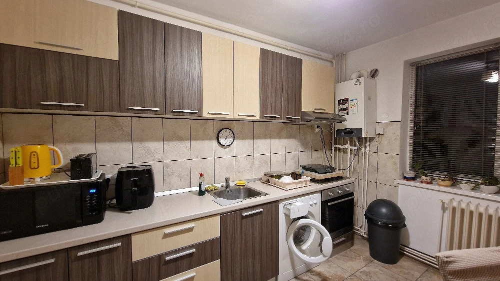 Proprietar, închiriez ap.2 camere confort mărit, situat semicentral,  decomandat