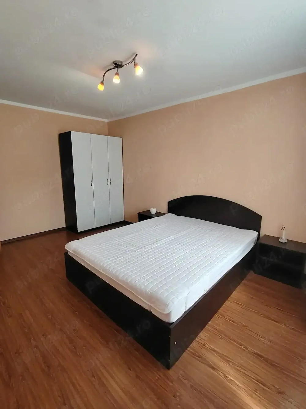 Închiriez ap 3 camere Bul Dacia 350   