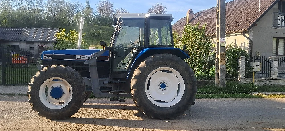 vând tractor ford 7840