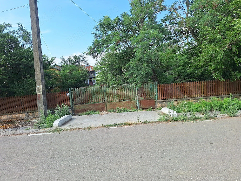Vand teren cu construcții 1600m