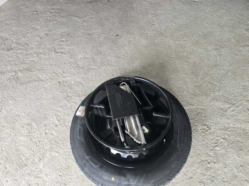 Vând roată de rezervă originală Mercedes-Benz W204, cu cric și suport