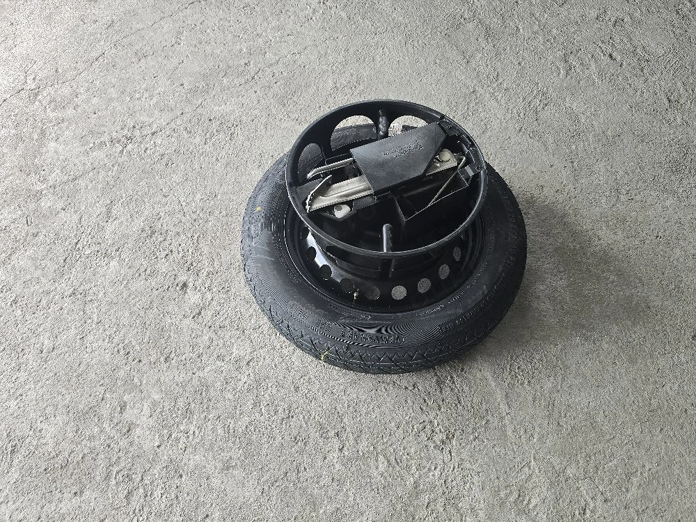 Vând roată de rezervă originală Mercedes-Benz W204, cu cric și suport