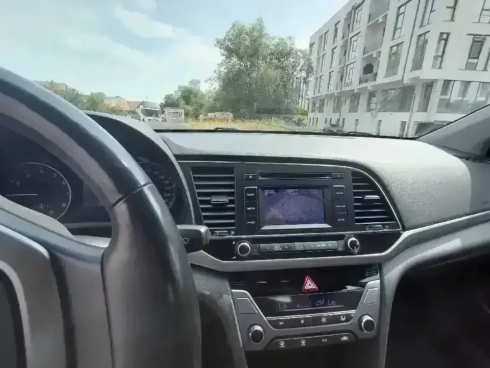 vand Hyundai Elantra