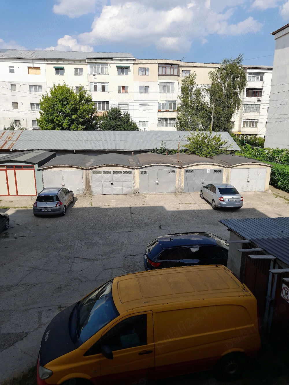 Vand garaj cu beci in Adjud