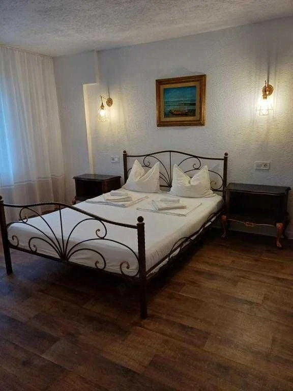 Închiriez apartament cu 2 camere 