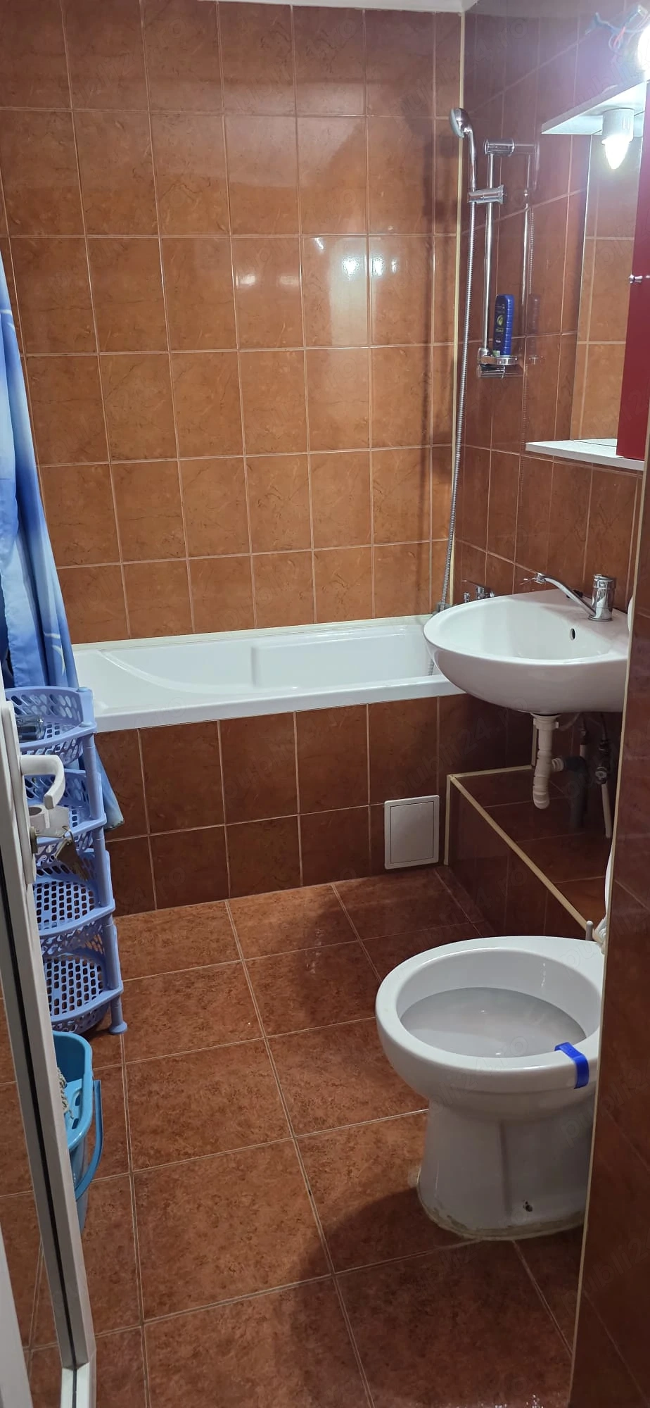 Inchiriez Ap. 2 camere Rogerius, str.Ovidiu colt cu Lacul Rosu,Et 1,loc de parcare