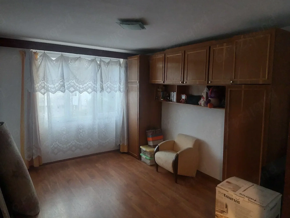 Vând apartament două camere decomandat  etaj  1 