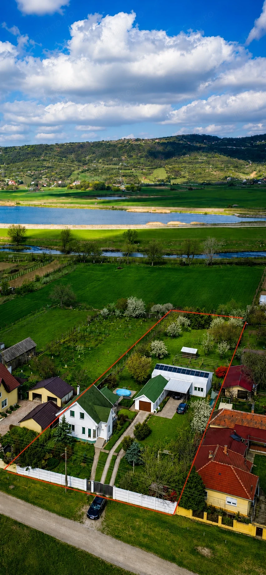 Casa deosebita in Fughiu,Osorhei,teren 3000mp,piscina,hala,Crisul Repede in spatele terenului