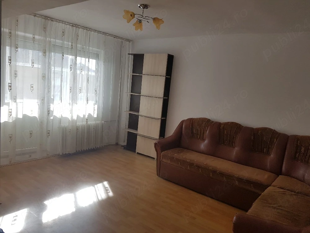 închiriez ap.2 camere decomandat B-dul Dacia 56mp cu lift