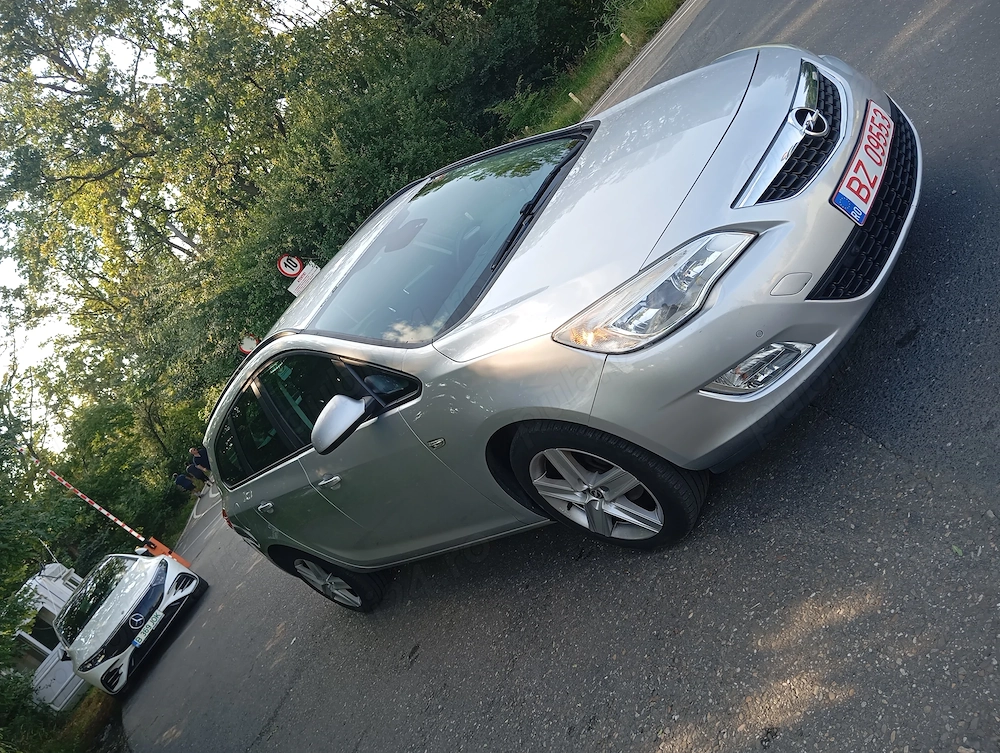 Opel Astra J Sports Tourer 1.4 Turbo 140 CP | Istoric complet | Scaune + Volan încălzite | Pilot aut