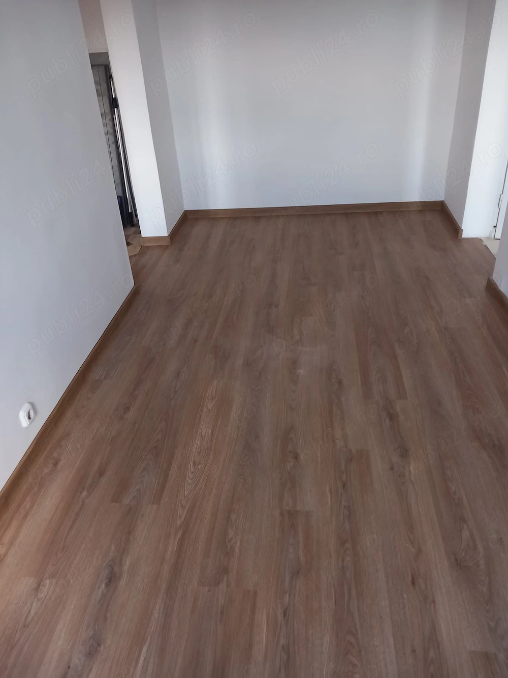 Închiriez apartament cu trei camere în Ștei 