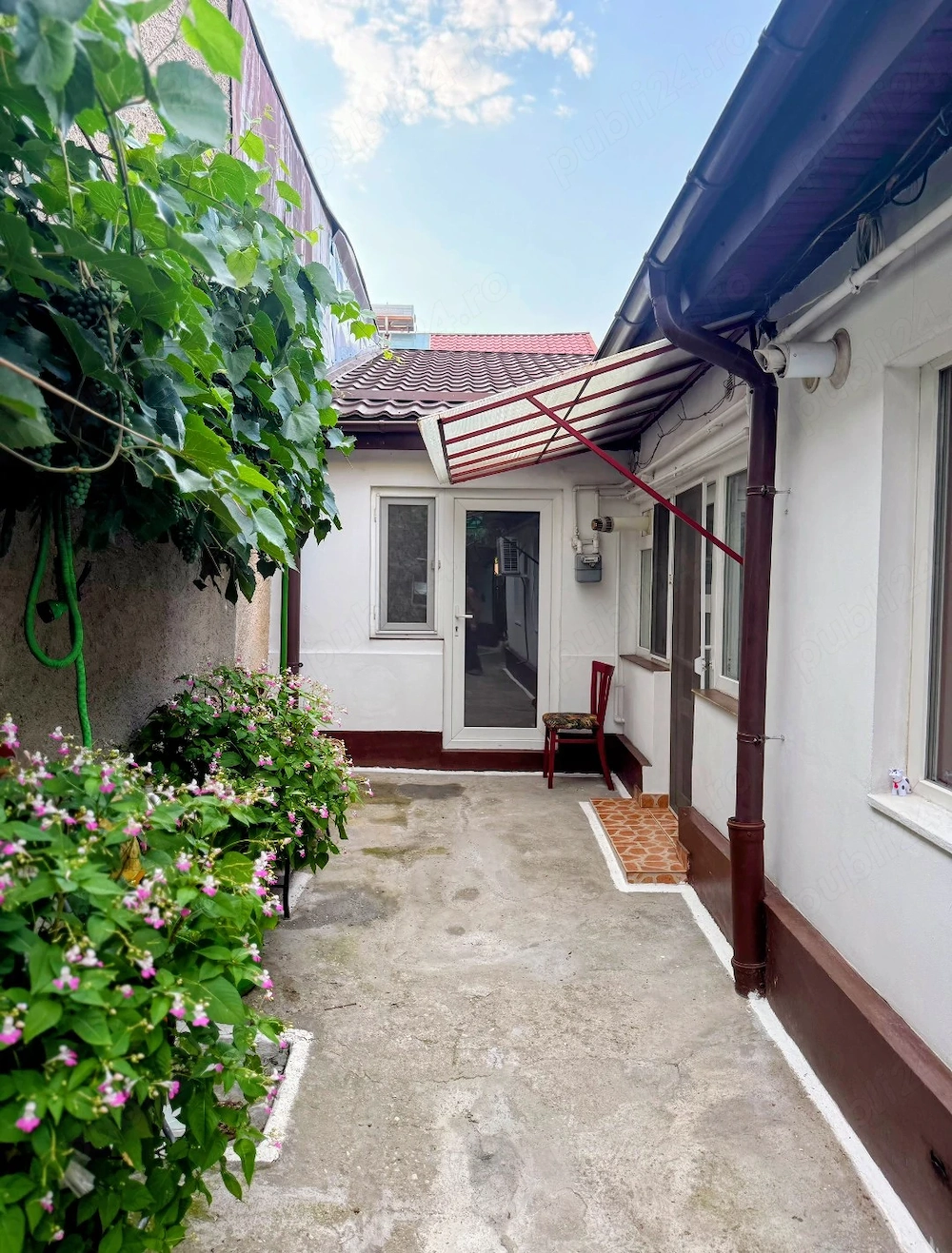 Ofer spre închiriere garsoniera la curte