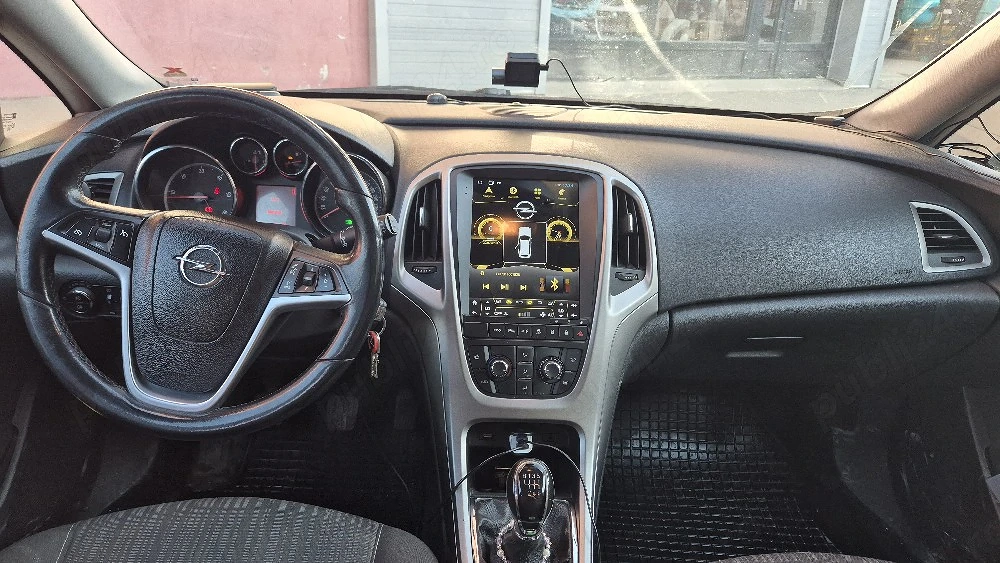 se vinde Opel Astra j 2010