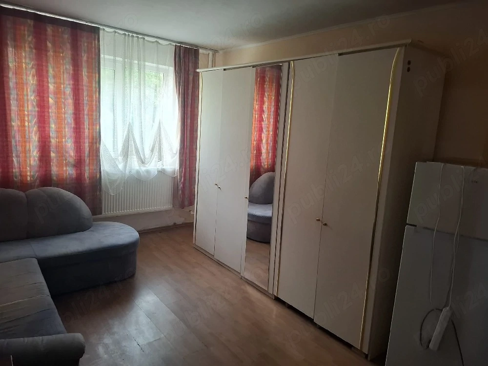 vand garsonieră 